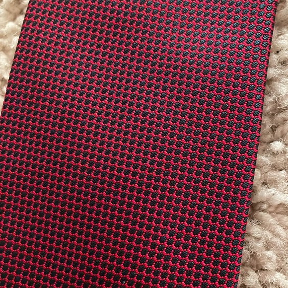 Red and black tie with square pattern - Picture 3 of 4